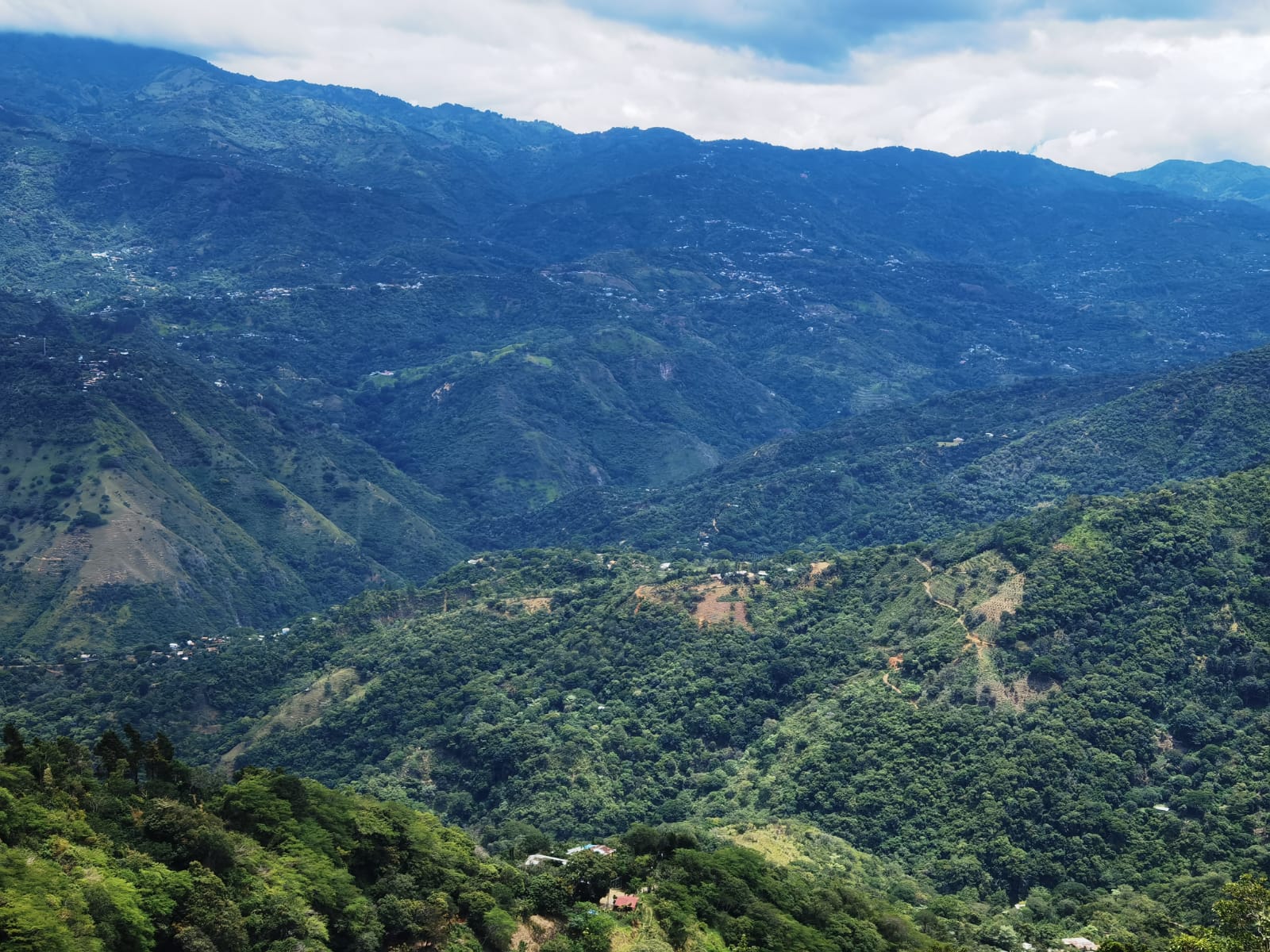 Vista panorámica de las montañas verdes y valles del cantón de Acosta
